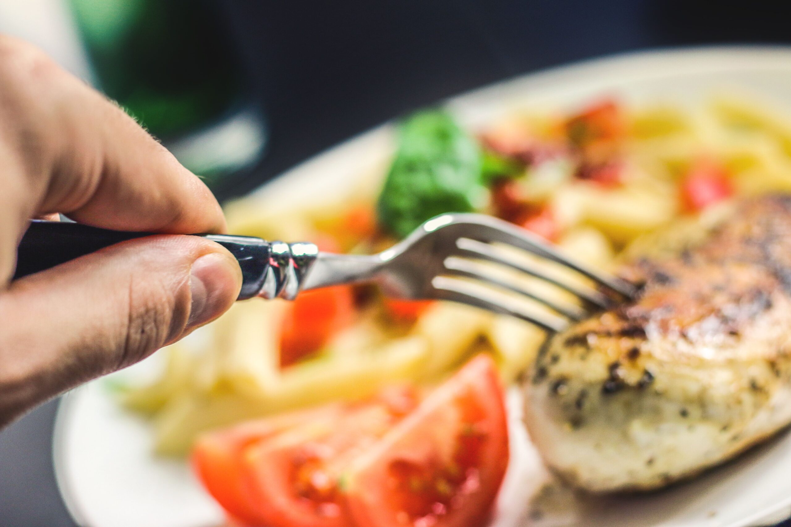Bakteri dalam Makanan: Siapa Penyebab Keracunan Paling Umum? food restaurant hand dinner 3690